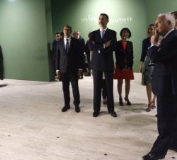 Sus Majestades los Reyes durante su visita a la Exposición “Velázquez y el triunfo de la pintura española”