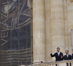 Sus Majestades los Reyes y el Presidente de Francia saludan a los parisinos que les esperaban a su salida del Grand Palais