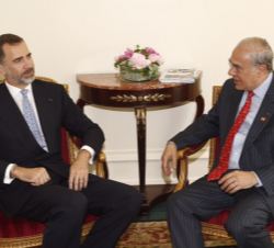 Su Majestad el Rey durante el encuentro con el Secretario General de la Organización de Cooperación y Desarrollo Económicos (OCDE), Ángel Gurría