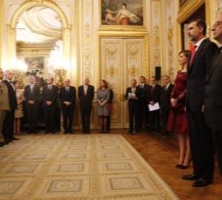 Sus Majestades los Reyes y el Presidente Hollande durante el acto de imposición de condecoraciones a autoridades y funcionarios franceses en reconocim