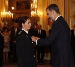 Su Majestad el Rey junto al Presidente Hollande impone la condecoración en reconocimiento a su labor con motivo de la tragedia aérea de Germanwings