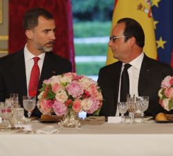 Don Felipe y el Presidente François Hollande durante la Cena de Gala ofrecida en honor de Sus Majestades los Reyes