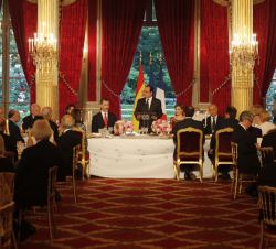 Don Felipe y Doña Letizia durante la intervención del Presidente François Hollande durante la Cena de Gala ofrecida en honor de Sus Majestades los Rey