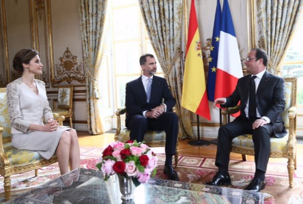 Sus Majestades los Reyes durante la reunión con el Presidente de la República Francesa, François Hollande