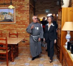 Su Majestad la Reina Doña Sofía recorre las instalaciones de la casa