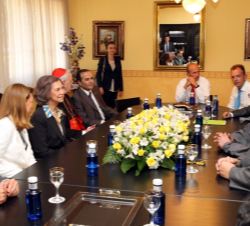 Doña sofía durante la reunión de trabajo