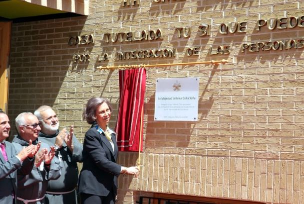 Doña sofía descubre la placa conmemorativa de la inauguración
