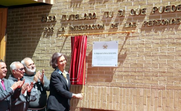 Doña sofía descubre la placa conmemorativa de la inauguración