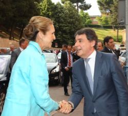 Su Alteza Real la Infanta Doña Elena recibe el saludo del presidente de la Comunidad de Madrid, Ignacio González