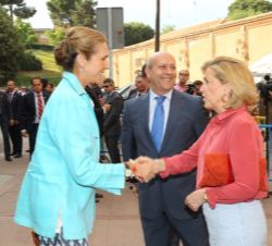 Doña Elena recibe el saludo de la delegada del Gobierno en la Comunidad de Madrid, Concepción Dancausa
