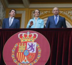 Doña Elena saluda desde el Palco Real al público asistente 