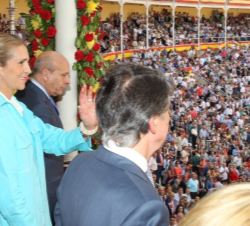 Doña Elena saluda desde el Palco Real al público asistente 