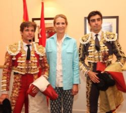 Su Alteza Real la Infanta Doña Elena saludó a los diestros al término de la Corrida de la Beneficencia