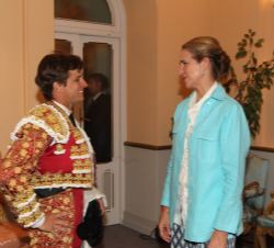 Doña Elena charla con el diestro "El Juli" al finalizar la corrida