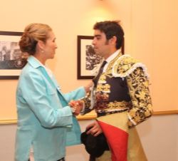 Doña Elena recibe el saludo del diestro Miguel Ángel Perera tras finalizar la corrida