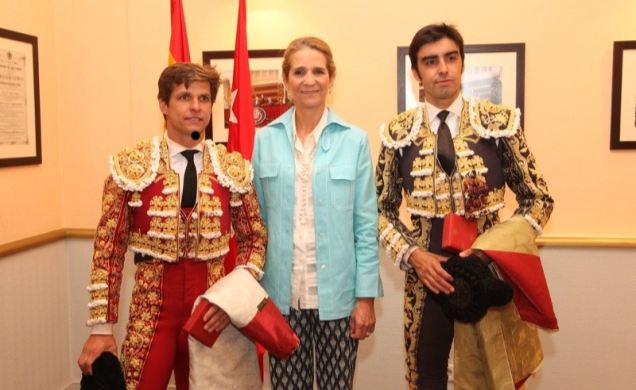 Su Alteza Real la Infanta Doña Elena saludó a los diestros al término de la Corrida de la Beneficencia
