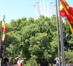 El Rey durante el sobrevuelo de la Patrulla Acrobática "Aguila", en el acto de homenaje a los que dieron su vida por España