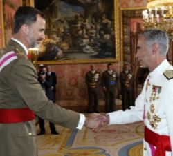 Su Majestad el Rey saluda al jefe del Estado Mayor de la Defensa, almirante general Fernando García Sánchez, en la recepción en el Palacio Real de Mad
