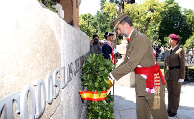 Su Majestad el Rey realiza la ofrenda de la Corona de Laurel a los que dieron su vida por España