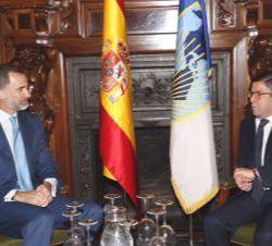 Su Majestad el Rey durante el encuentro mantenido con el presidente del Banco Interamericano de Desarrollo, Luis Alberto Moreno