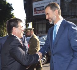 Don Felipe recibe el saludo del presidente de la República de Paraguay, Horacio Cartes