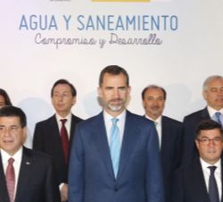 Su Majestad el Rey con las autoridades asistentes al acto