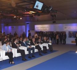 Don Felipe durante el desarrollo del evento en el auditorio de la Casa de América