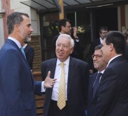 Su Majestad el Rey conversa con el ministro de Asuntos Exteriores y de Cooperación, el presidente del Banco Interamericano de Desarrollo y con el pres