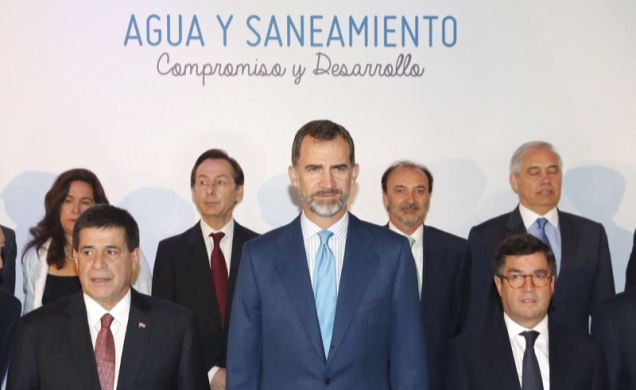 Su Majestad el Rey con las autoridades asistentes al acto