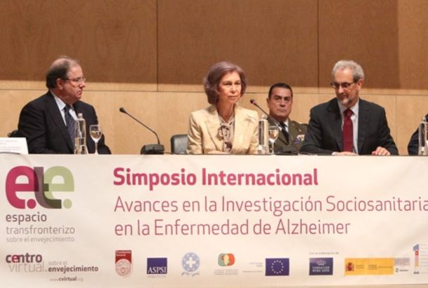 Su Majestad la Reina Doña Sofía en la mesa presidencial durante la inuguración del Simposio