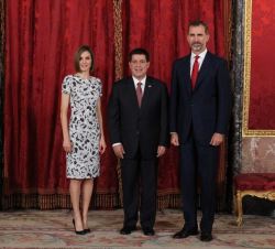 Sus Majestades los Reyes con Su Excelencia el Presidente de la República de Paraguay