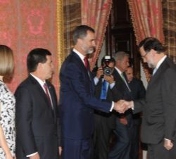 Saludo del presidente del Gobierno, Mariano Rajoy, a los Reyes y el Presidente Cartes