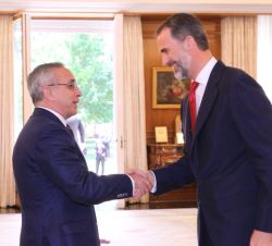 Su Majestad el Rey recibe el saludo del presidente del Comité Olímpico Español, Alejandro Blanco