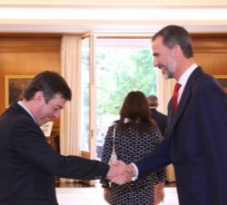 Don Felipe recibe el saludo del secretario general del Comité olímpico Español, Víctor Sánchez Naranjo