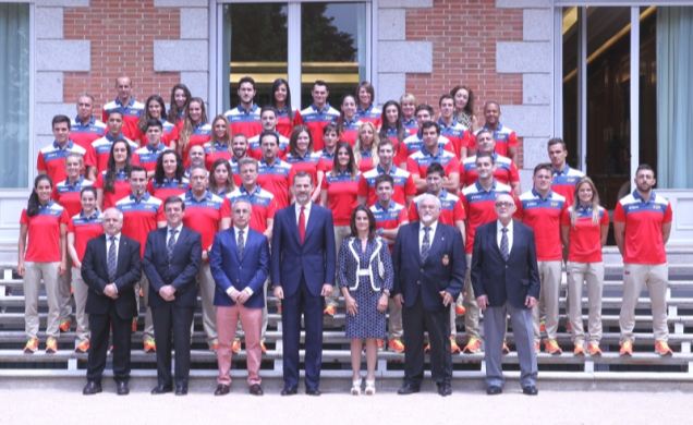 Su Majestad el Rey con los asistentes a la audiencia