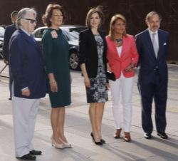 La Reina junto a la secretaria de Servicios Sociales e Igualdad, el subsecretario de la Presidencia, la presidenta de la Asociación Española Contra el