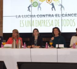 Doña Letizia en la mesa presidencial con secretaria de Servicios Sociales e Igualdad, el subsecretario de la Presidencia, la presidenta de la aecc y d