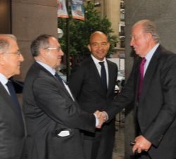 Don Juan Carlos es recibido por el secretario de Estado de Comercio, el presidente de la Cámara de España y de la Asociación de Marcas Renombradas Esp