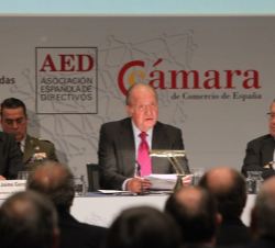Su Majestad el Rey Don Juan Carlos, durante su intervención, junto al secretario de Estado de Comercio y el presidente de la Cámara de España y de la 