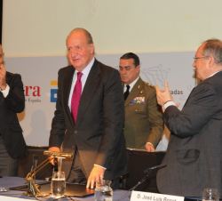 Don Juan Carlos recibe el aplauso de los asistentes tras sus palabras.