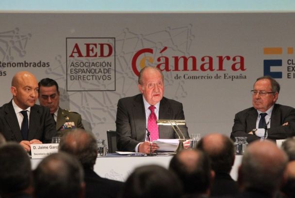 Su Majestad el Rey Don Juan Carlos, durante su intervención, junto al secretario de Estado de Comercio y el presidente de la Cámara de España y de la 