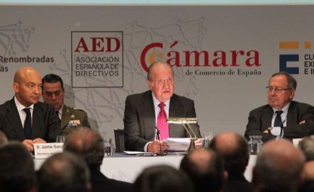 Su Majestad el Rey Don Juan Carlos, durante su intervención, junto al secretario de Estado de Comercio y el presidente de la Cámara de España y de la 