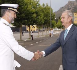 Su Majestad el Rey a su llegada al Arsenal Militar de Cartagena es recibido por el ministro de Defensa, Pedro Morenés