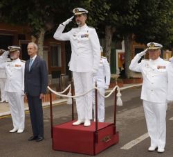 Su Majestad el Rey recibe honores a cargo de un piquete de Guardia Militar