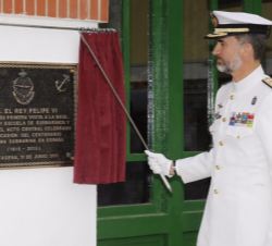 Su Majestad el Rey descubre una placa conmemorativa