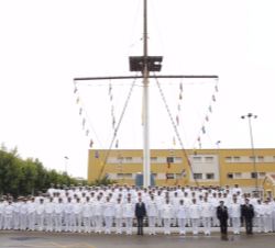 Fotografía de grupo de Su Majestad el Rey con la dotación de la FLOSUB y una comusión de antiguos submarinistas