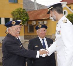 Don Felipe recibe el saludo de antiguos submarinistas