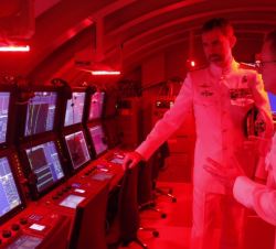 Su Majestad el Rey en el simulador táctico del submarino S-80 