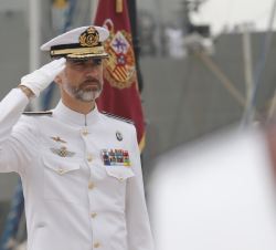 Su Majestad el Rey a su llegada a la Plaza de los Héroes de Cavite recibe honores