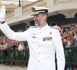 Don Felipe a su llegada a la Plaza de los Héroes de Cavite saluda a los vecinos de Cartagena, durante el acto, que estaba abierto al público